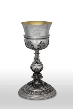 Cáliz repujado. Plata de ley