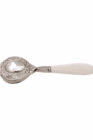 Sonajero de plata y hueso