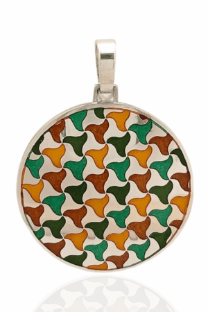 Colgante en plata de ley y esmalte a fuego.