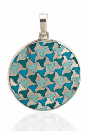 Colgante en plata de ley y esmalte a fuego.