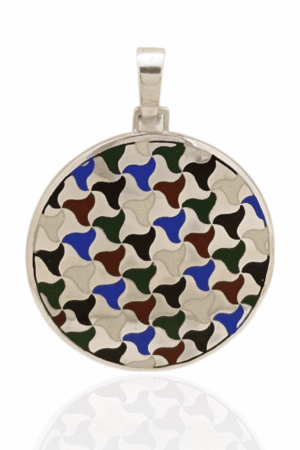 Colgante en plata de ley y esmalte a fuego.